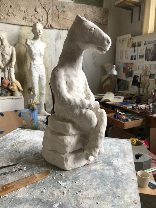Hest på klippe